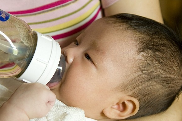 blog-2009-baby-DSC_1646-feeding