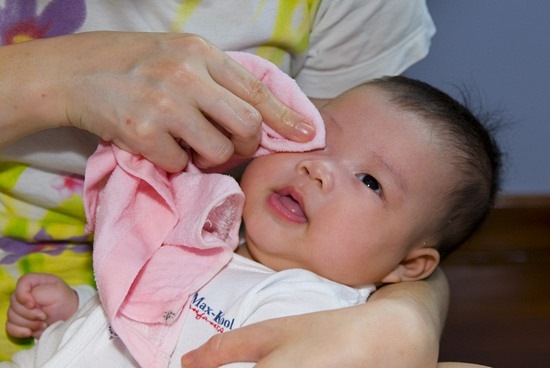 2009-baby-DSC_3299-bathing