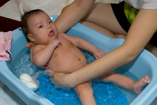 2009-baby-DSC_3325-bathing