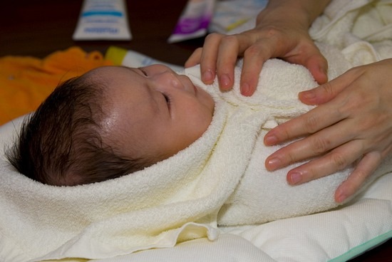 2009-baby-DSC_3341-bathing