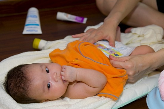 2009-baby-DSC_3347-bathing