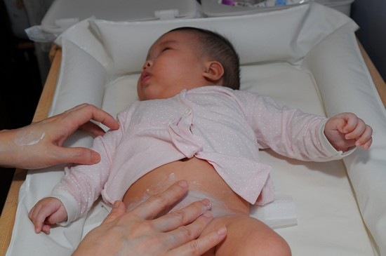 2009-baby-DSC_3377-diaper-changing